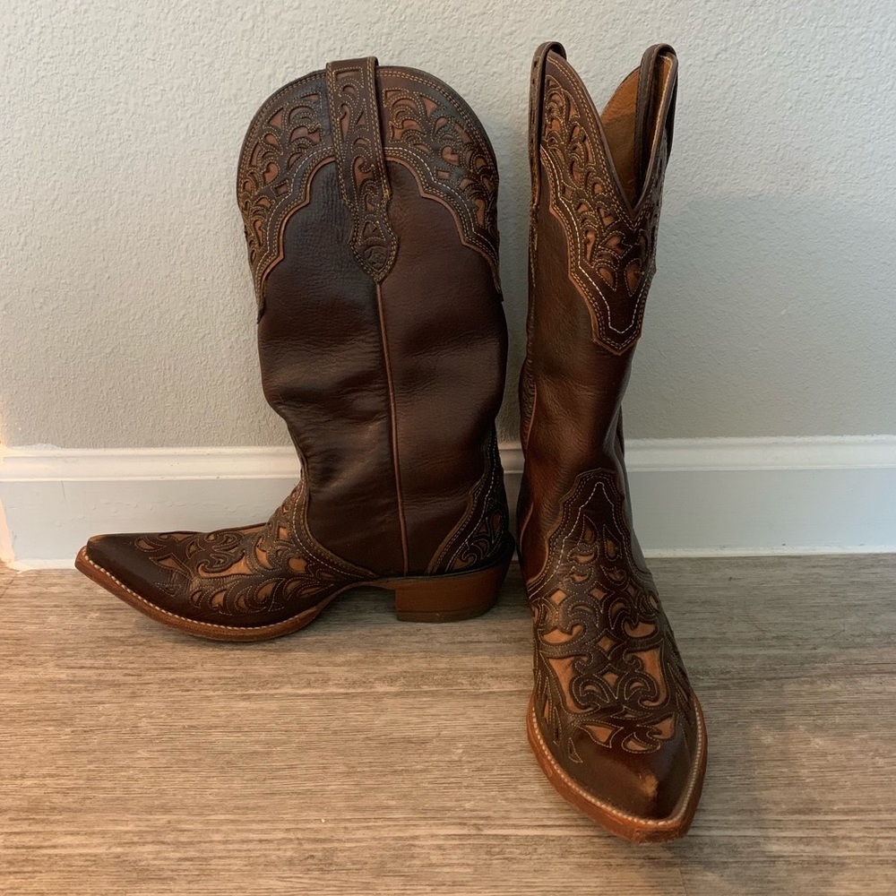 Pointed toe wingtip Ariat cowgirl boots
